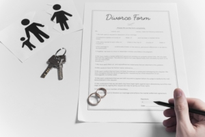 el mejor abogado de divorcio en valencia - firma de divorcio con anillos