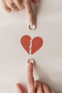 contratar abogado de divorcio en valencia - corazón roto
