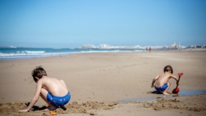 Ninos-jugando-playa