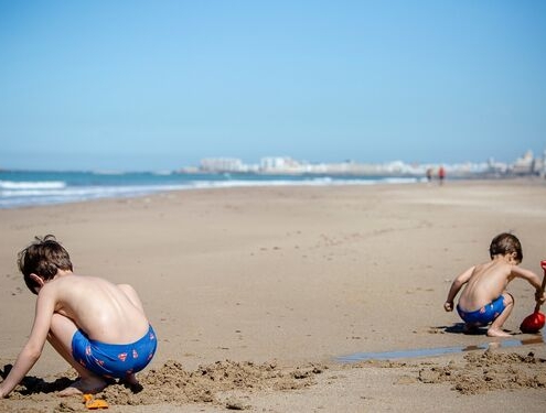 Ninos-jugando-playa
