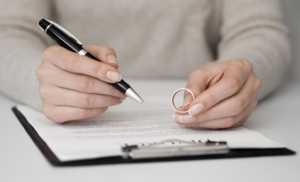 contratar abogado de divorcio en Valencia - mujer firma