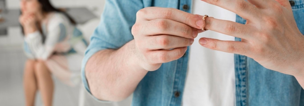 contratar abogado de divorcio en Valencia - quitandose anillo