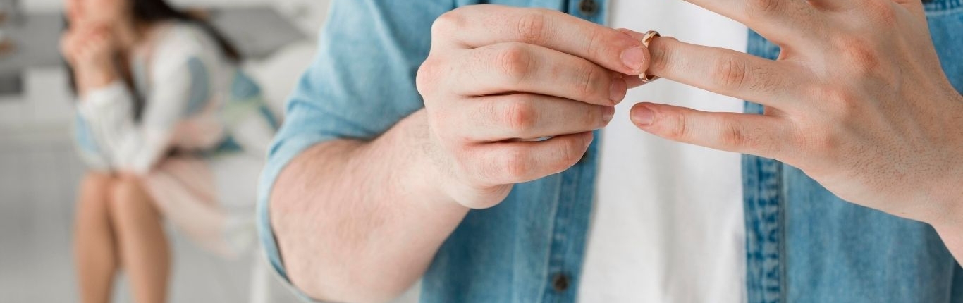 contratar abogado de divorcio en Valencia - quitandose anillo