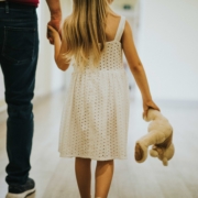 abogados de custodia compartida en valencia - niña